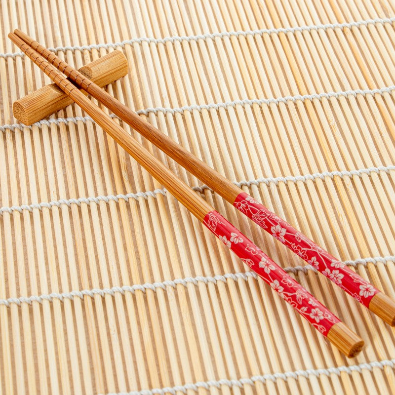 Palillos de bambú con detalle floral rojo a juego con el set de cuencos de porcelana