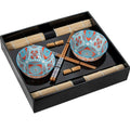 Set completo de 2 cuencos de porcelana con diseño floral azul y naranja de estilo oriental, junto con palillos y salvamanteles de bambú en caja de presentación