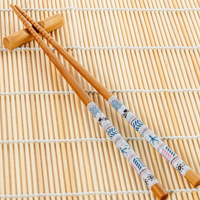 Palillos de bambú con detalle decorativo de estilo oriental a juego con el set de cuencos de porcelana floral azul y naranja