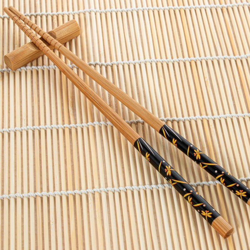 Palillos de bambú con detalle decorativo dorado a juego con el set de cuencos de porcelana geométrico gris