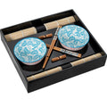 Set completo de 2 cuencos de porcelana con diseño floral azul y borde rosa, junto con palillos y salvamanteles de bambú en caja de presentación