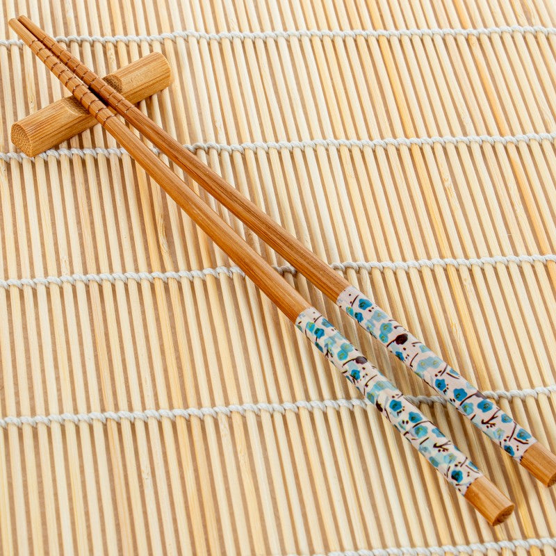 Palillos de bambú con detalle floral azul a juego con el set de cuencos de porcelana