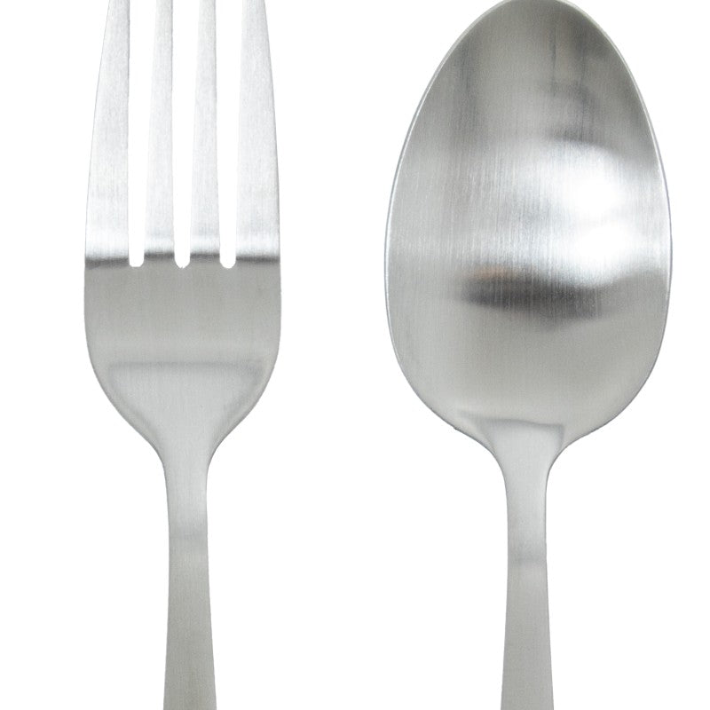 Primer plano del tenedor y la cuchara del set Lucia, mostrando el acabado plata mate en detalle
