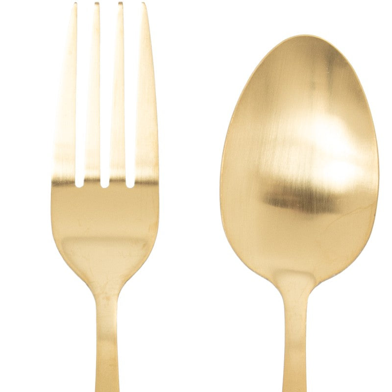 Primer plano del tenedor y la cuchara del set Lucia, mostrando el acabado dorado mate en detalle