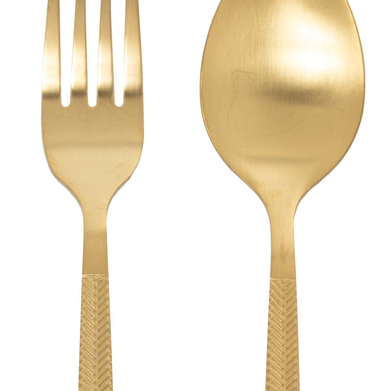 Primer plano del tenedor y la cuchara del set Alba, mostrando el acabado dorado mate y el mango texturizado en detalle