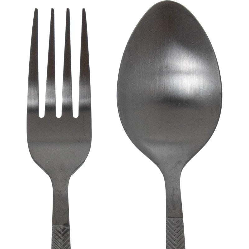 Primer plano del tenedor y la cuchara del set Alba, mostrando el acabado negro mate y el mango texturizado en detalle