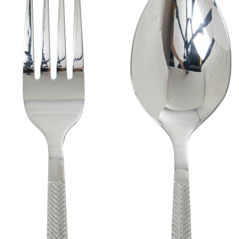 Primer plano del tenedor y la cuchara del set Alba, mostrando el brillo plateado y el mango texturizado en detalle