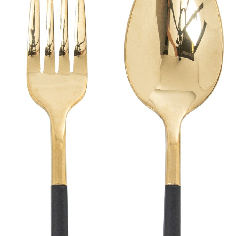 Primer plano del tenedor y la cuchara del set Noah, mostrando el acabado dorado brillante y el mango negro mate en detalle