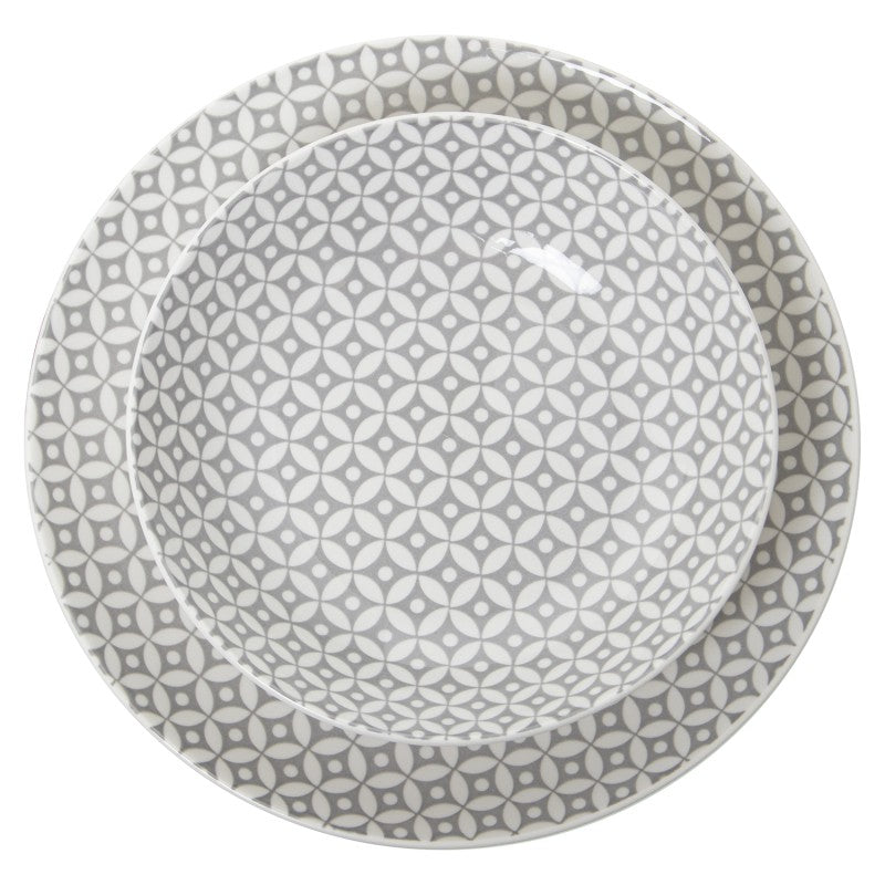 Vista superior de los platos de la vajilla de porcelana gris mostrando el detalle del estampado geométrico