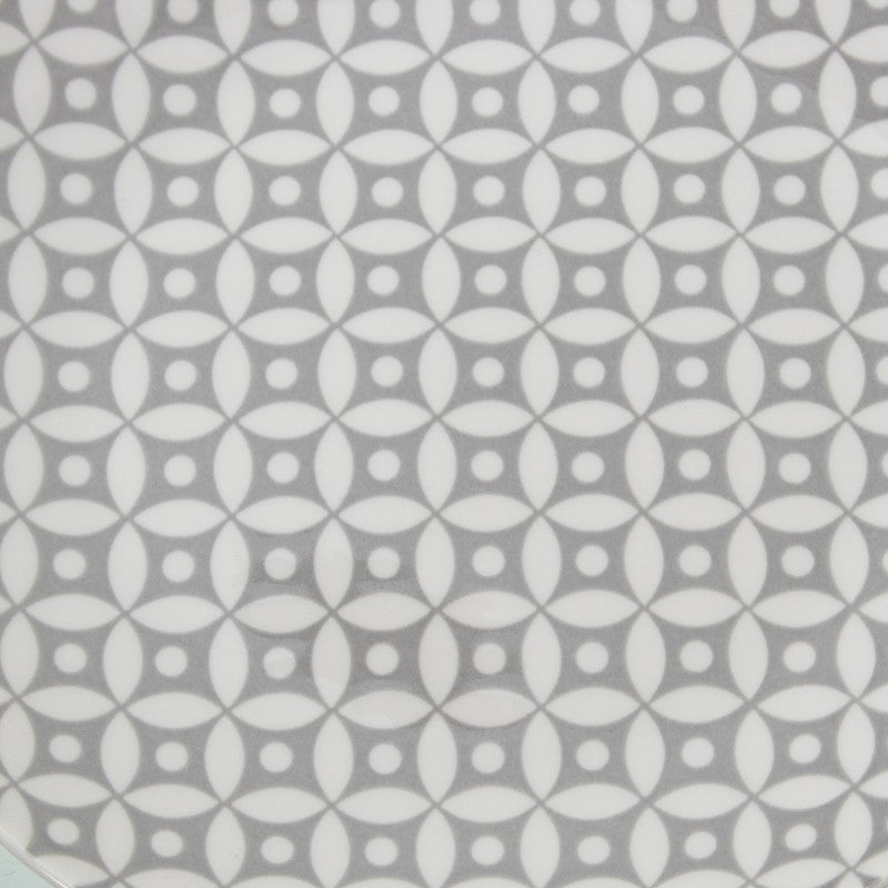 Primer plano macro del estampado geométrico gris sobre la superficie de porcelana de la vajilla