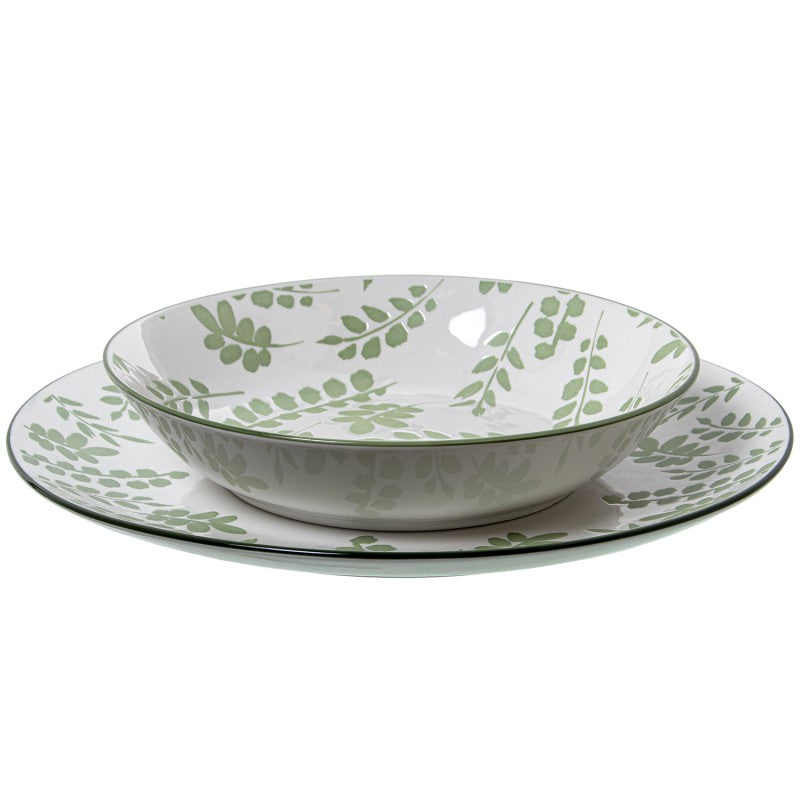 Tazón apilado sobre plato de cena de la vajilla de porcelana blanca con diseño de hojas verdes