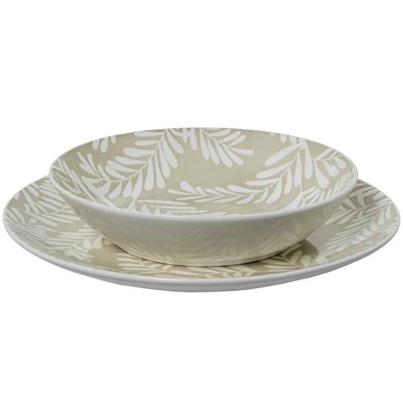 Tazón de porcelana beige con hojas blancas sobre plato llano a juego, vista frontal sobre fondo blanco