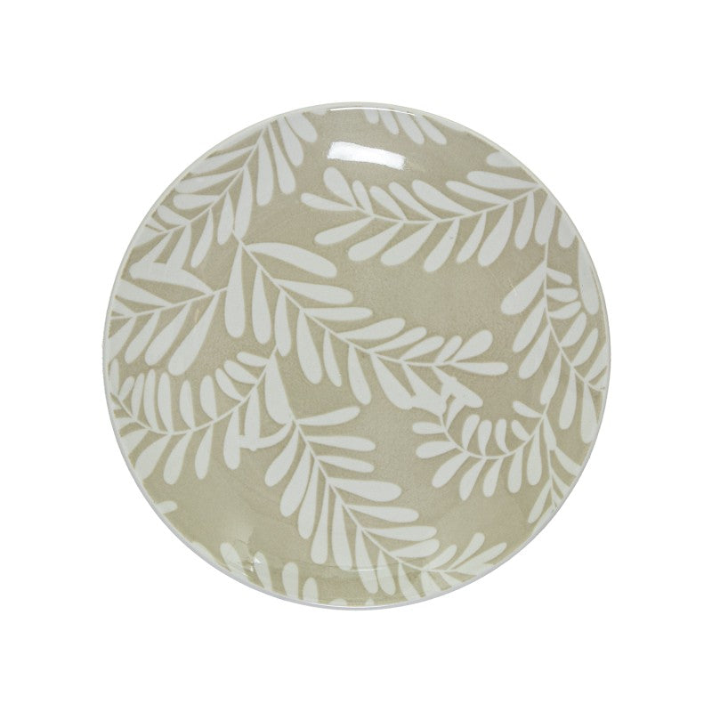 Plato de postre de porcelana beige con diseño de hojas blancas, vista superior sobre fondo blanco