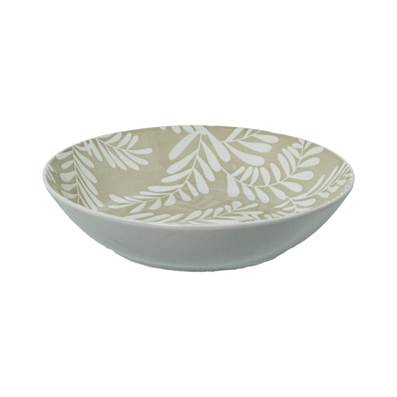 Tazón hondo de porcelana beige con hojas blancas, vista en ángulo sobre fondo blanco