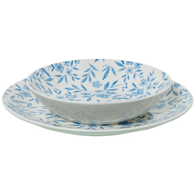 Tazón de porcelana con motivo floral azul sobre plato llano a juego, vista frontal sobre fondo blanco