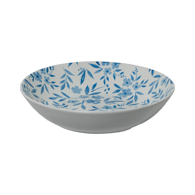 Tazón hondo de porcelana blanca con flores azules, vista en ángulo sobre fondo blanco