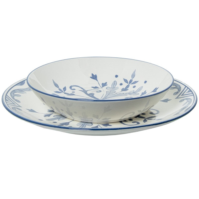 Tazón de porcelana con motivo floral azul sobre plato a juego, vista frontal sobre fondo blanco