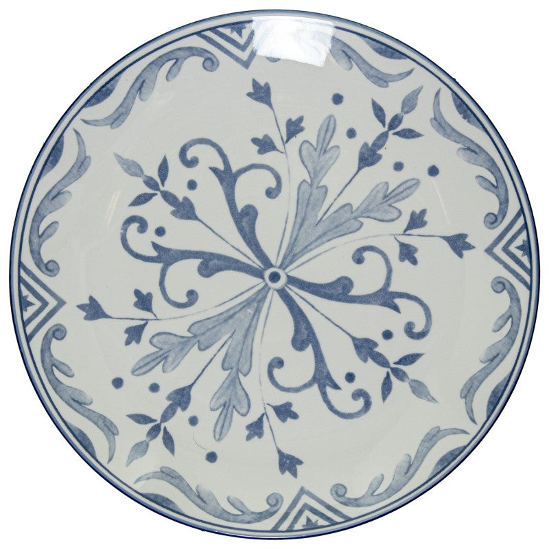Vista superior de plato de cena de porcelana blanca con dibujo floral azul y borde decorativo geométrico