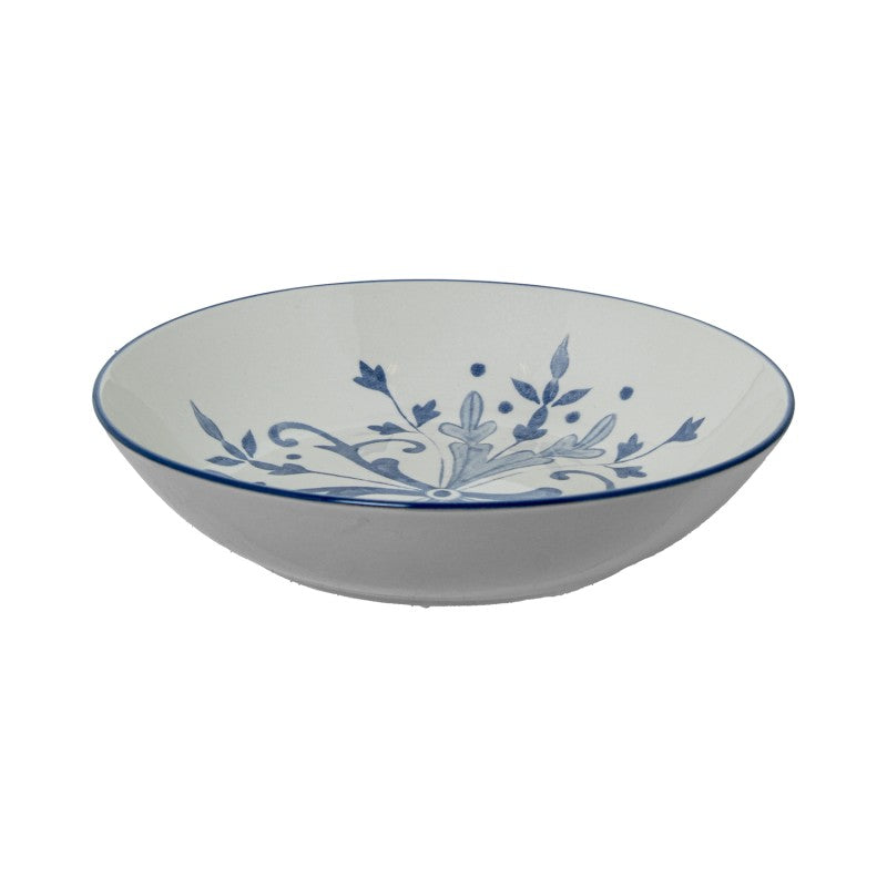 Tazón hondo de porcelana blanca con diseño floral azul, vista en ángulo sobre fondo blanco