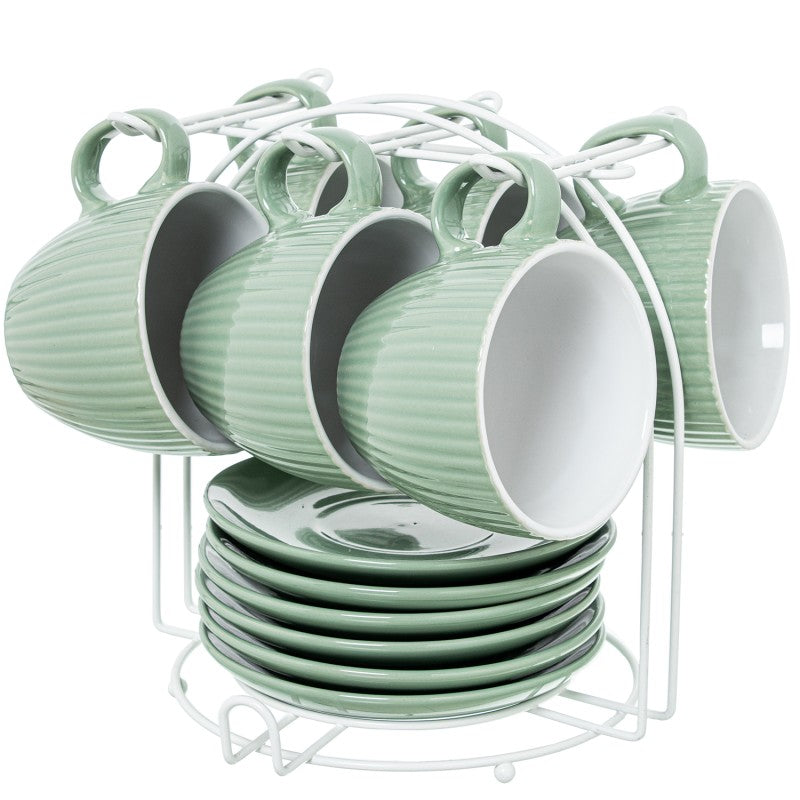 Set de 6 tazas de té verde menta con platos, organizadas en soporte metálico blanco