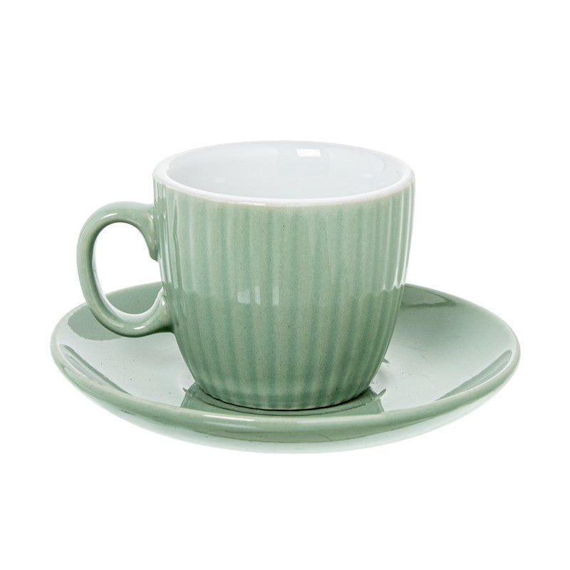 Detalle de una taza de café verde menta acanalada con su plato a juego, vista individual