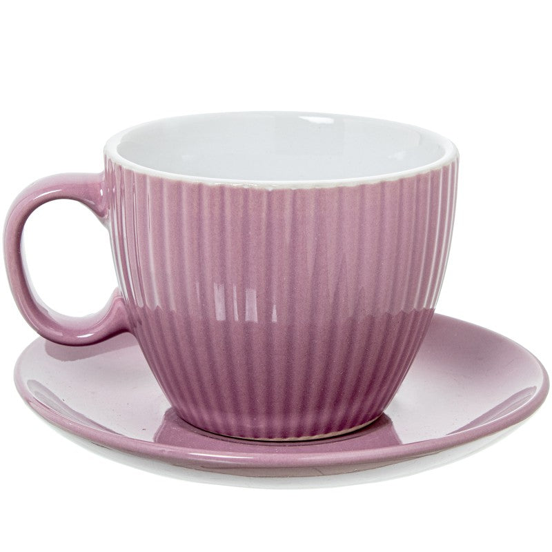 Detalle de una taza de té rosa palo acanalada con su plato a juego, vista individual