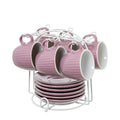 Set de 6 tazas de café rosa palo con platos, organizadas en soporte metálico blanco
