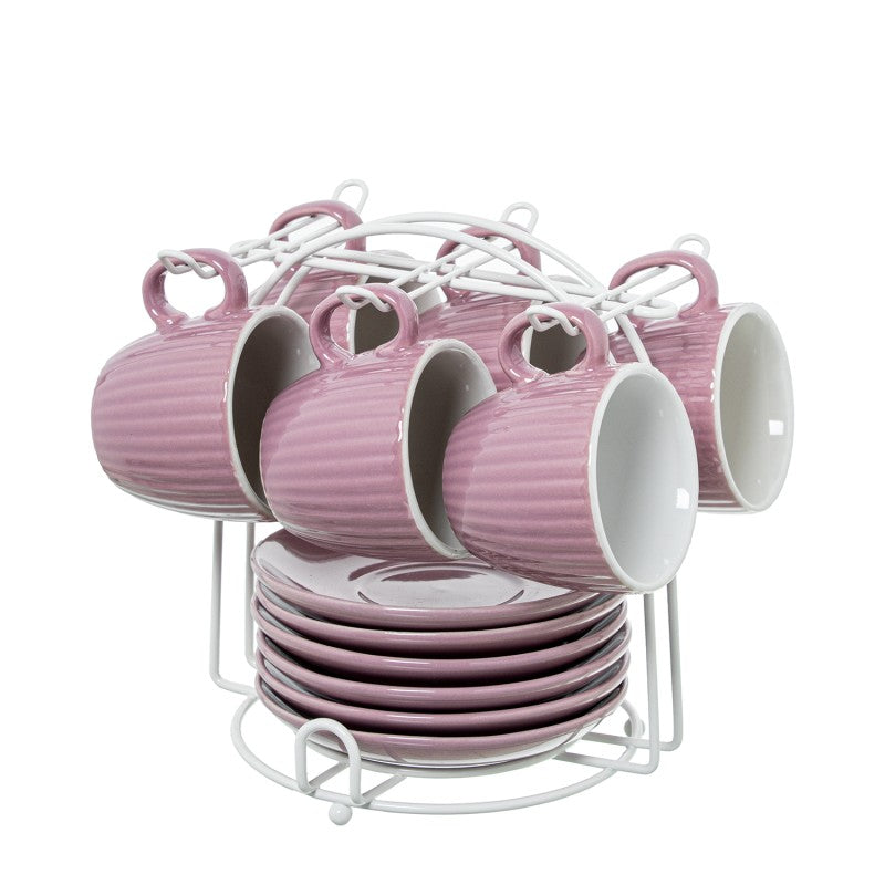 Set de 6 tazas de café rosa palo con platos, organizadas en soporte metálico blanco