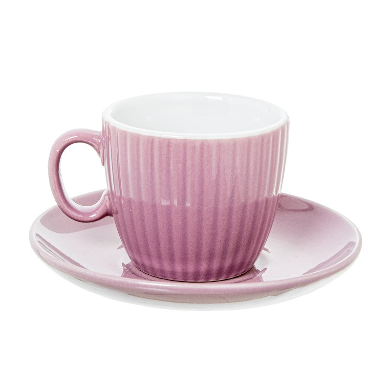 Detalle de una taza de café rosa palo acanalada con su plato a juego, vista individual
