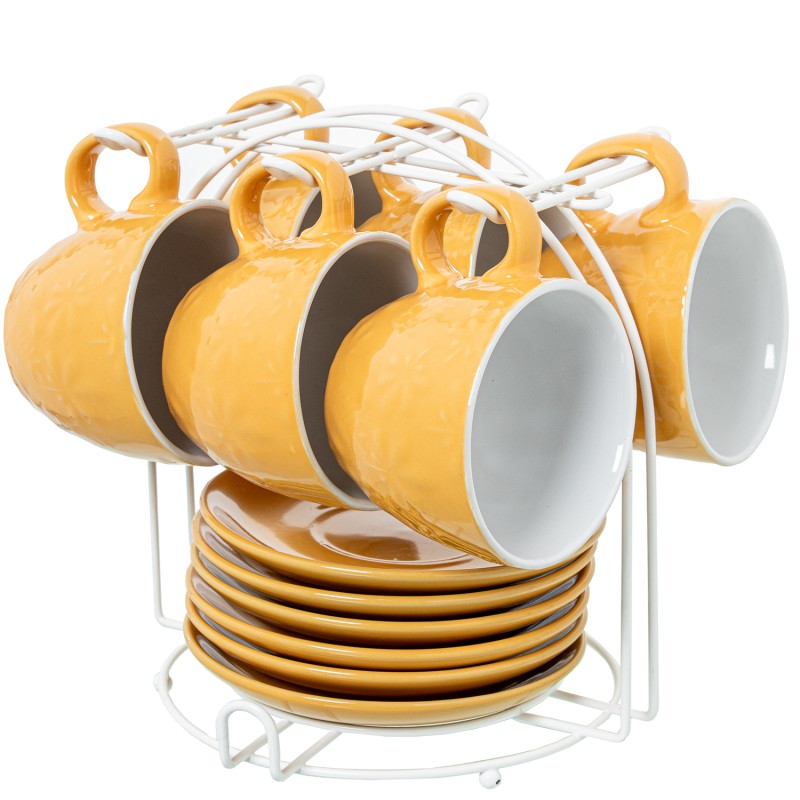 Set de 6 tazas de té amarillas con platos, organizadas en soporte metálico blanco