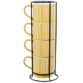 Set de 4 mugs de cerámica amarilla con rayas blancas, apilados en soporte metálico negro