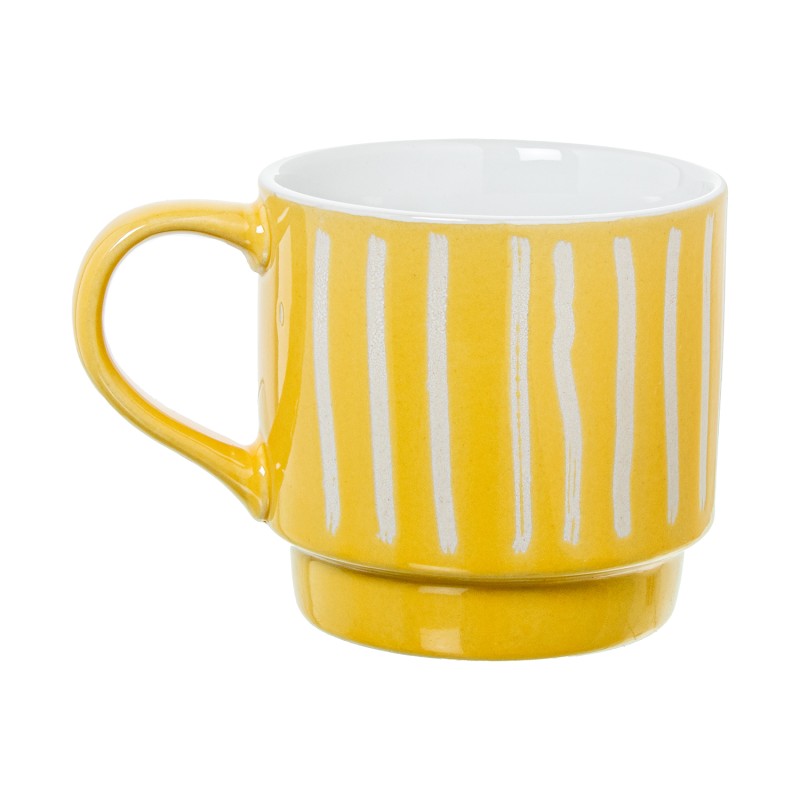 Detalle de un mug de cerámica amarilla con rayas blancas verticales y asa