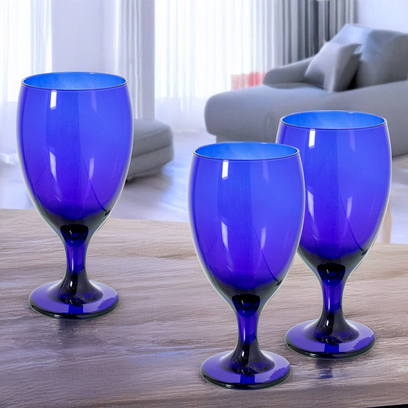 Tres copas Libbey de cristal azul cobalto sobre mesa de salón, ambiente moderno