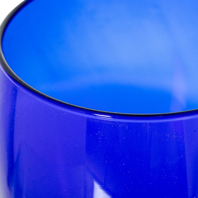 Detalle macro del borde de una copa Libbey de cristal azul cobalto