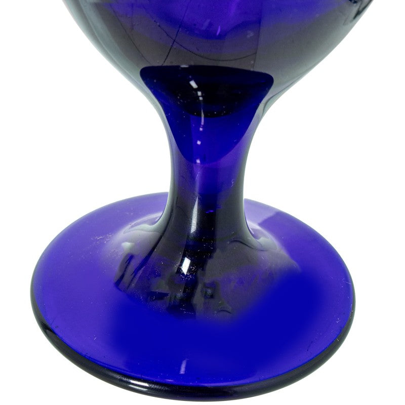 Detalle macro del pie y base de una copa Libbey de cristal azul cobalto