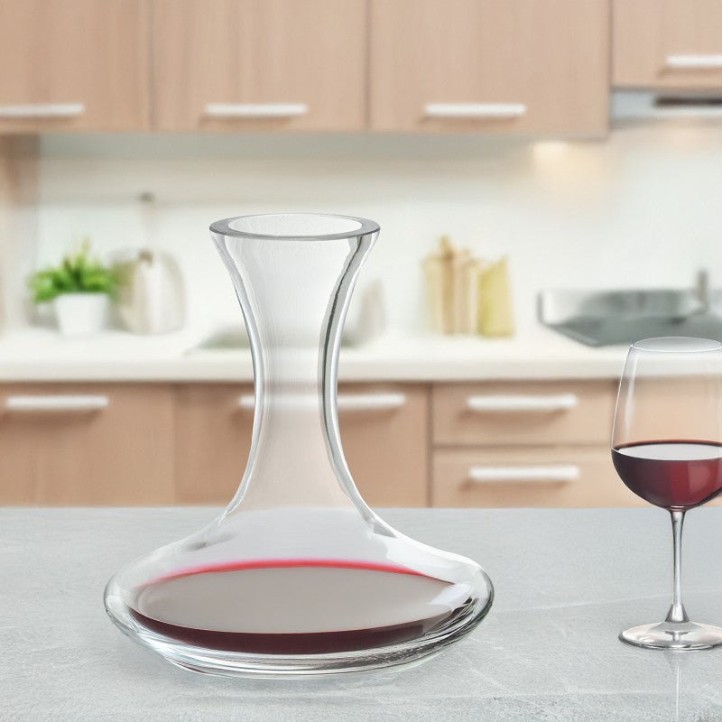 Decantador de cristal con vino tinto y copa a juego en cocina moderna