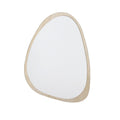 Espejo de pared de madera natural con forma orgánica asimétrica, vista frontal