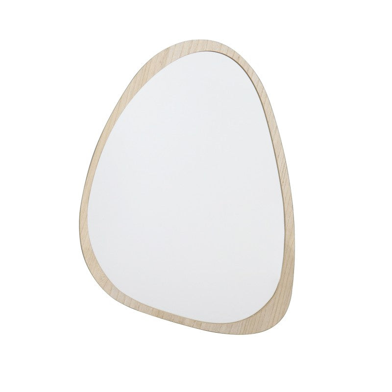 Espejo de pared de madera natural con forma orgánica asimétrica, vista frontal