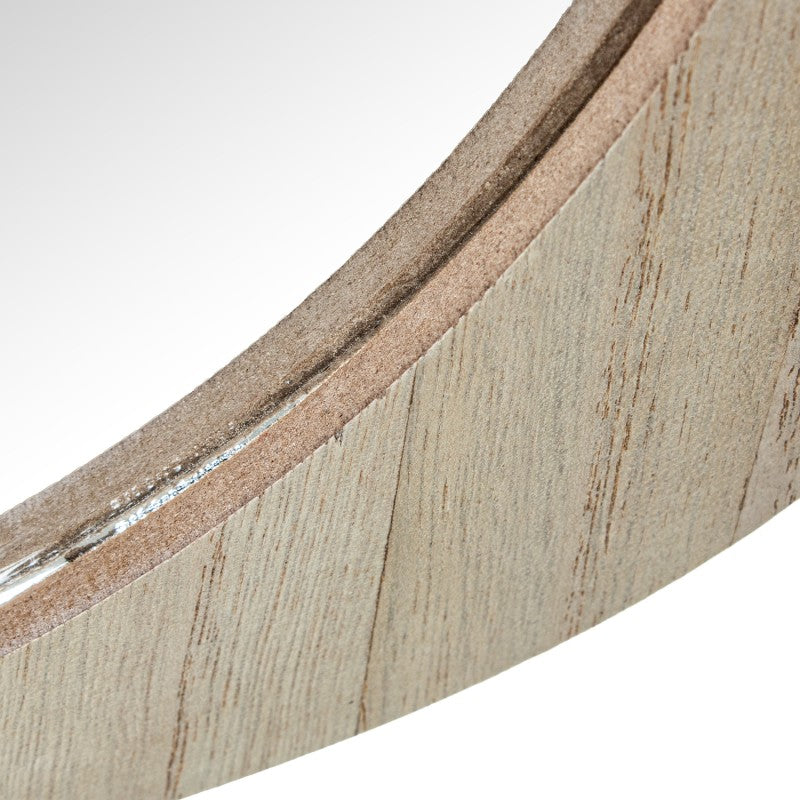 Detalle de la veta de madera natural en el borde curvo del espejo