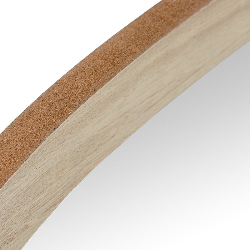 Detalle de la veta de madera natural del marco del espejo ovalado