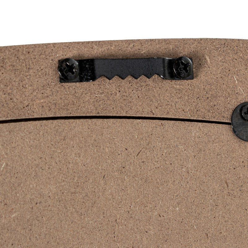 Detalle del colgador tipo sierra para el montaje en pared del espejo de madera