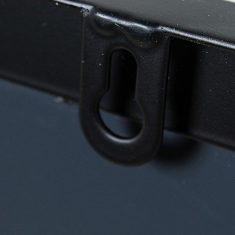 Detalle del sistema de anclaje para el montaje en pared del espejo negro