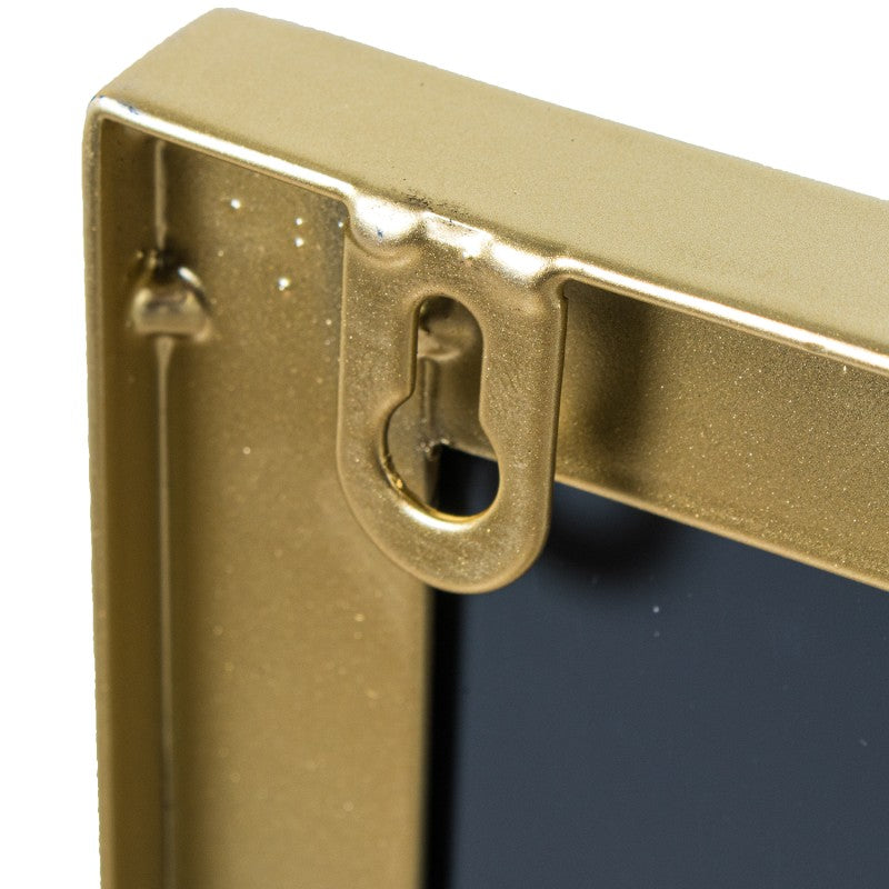 Detalle del sistema de anclaje trasero para el montaje en pared del espejo dorado