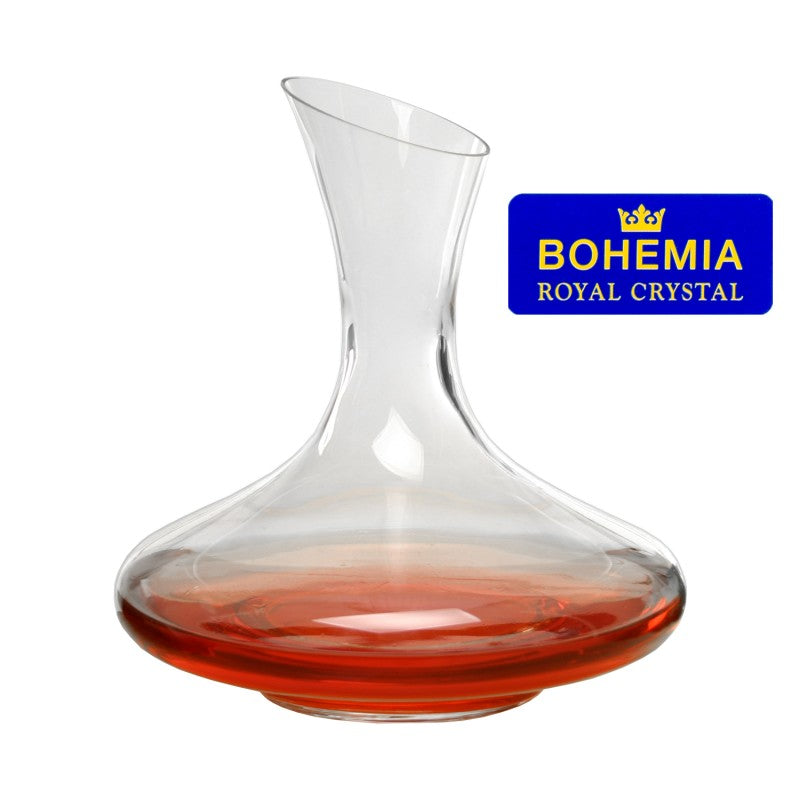 Decantador de cristal Bohemia Royal Crystal con vino tinto, vista frontal