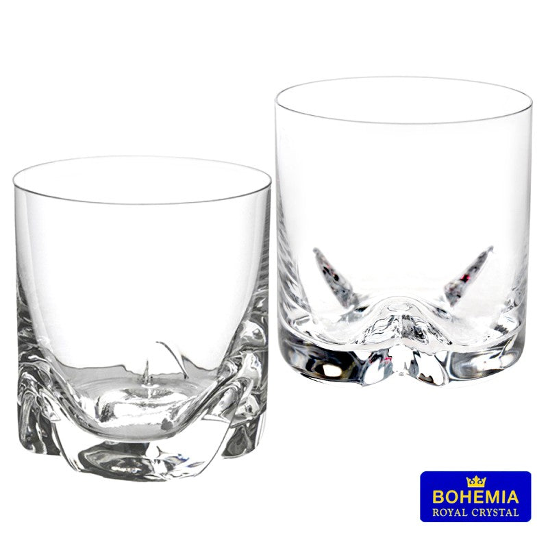 Vasos bajos de cristal Bohemia Royal Crystal con base tallada, sobre fondo blanco