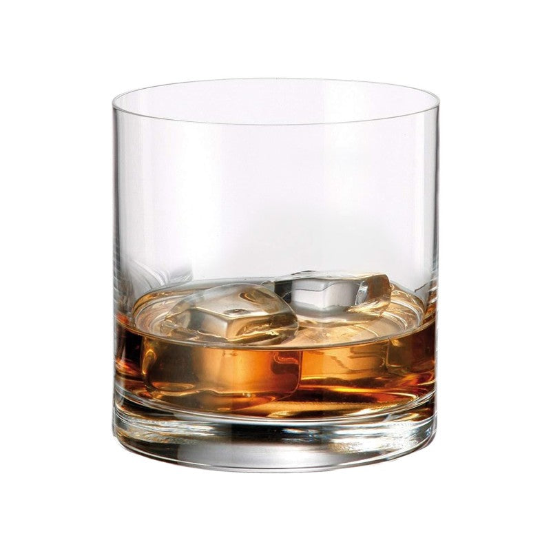 Vaso de cristal Bohemia con whisky y hielo servido