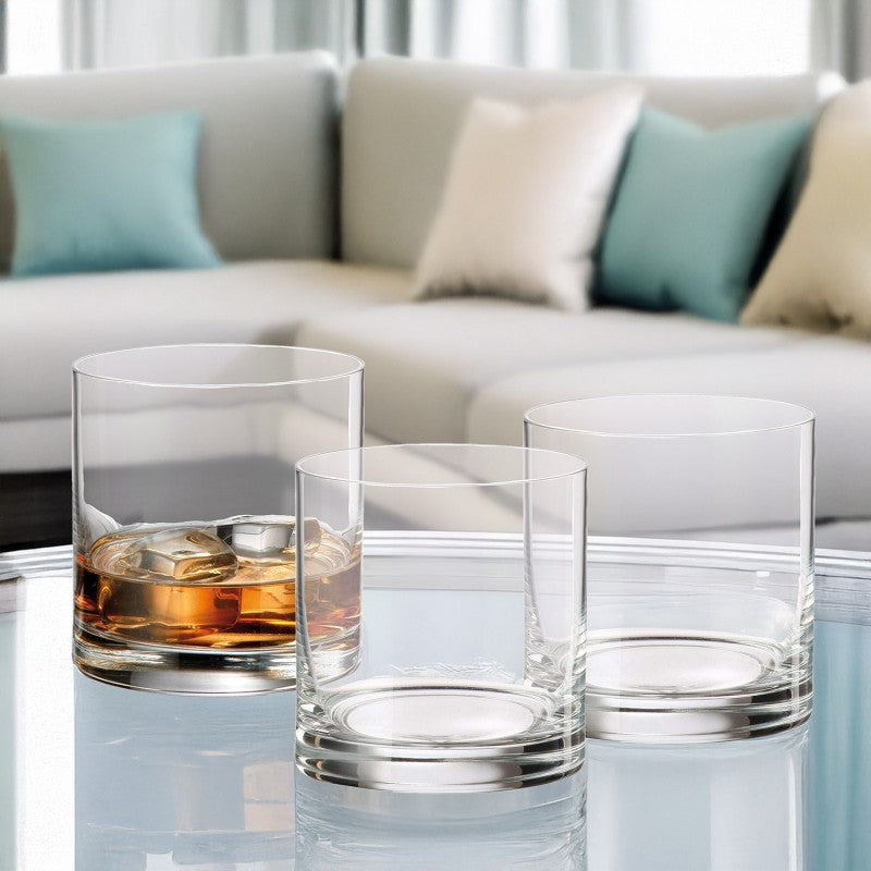 Vasos de cristal Bohemia whisky en mesa de salón moderno