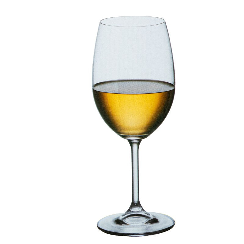 Copa de cristal Bohemia servida con vino blanco