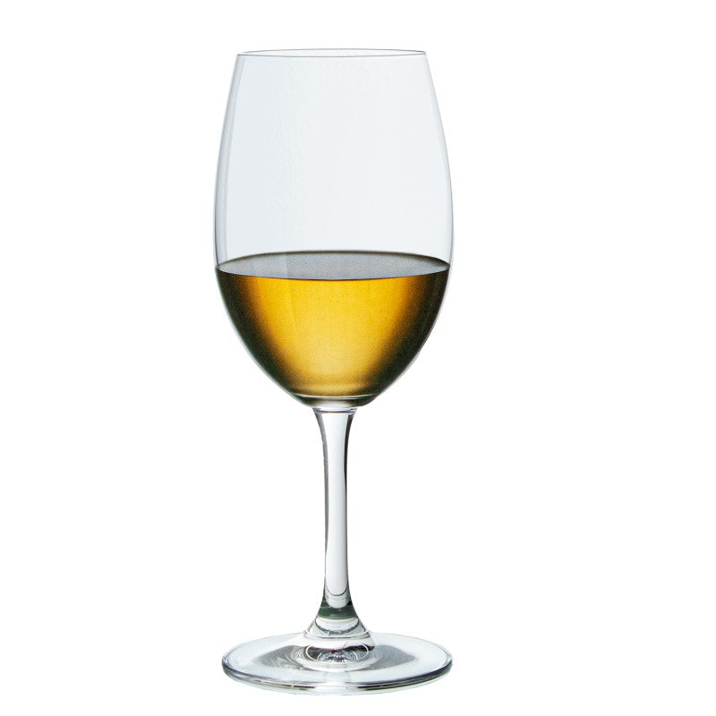 Detalle de copa de vino de cristal Bohemia con vino blanco, vista lateral