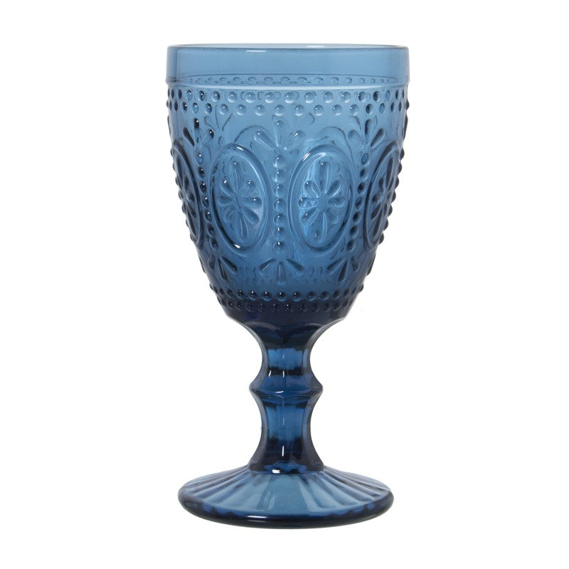 Copa de cristal azul con decoración floral en relieve y pie tallado, vista frontal sobre fondo blanco